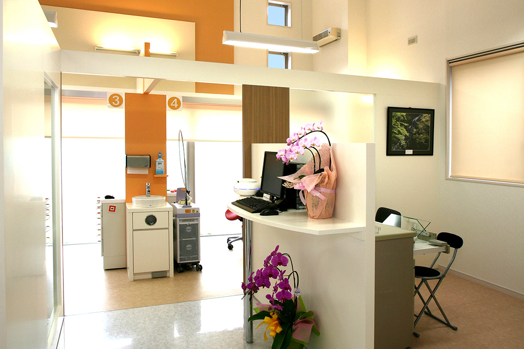 <strong>治療室</strong><p>治療室はプライバシーを考慮しすべて半個室となっています。</p> 名古屋市西区・はせがわ歯科