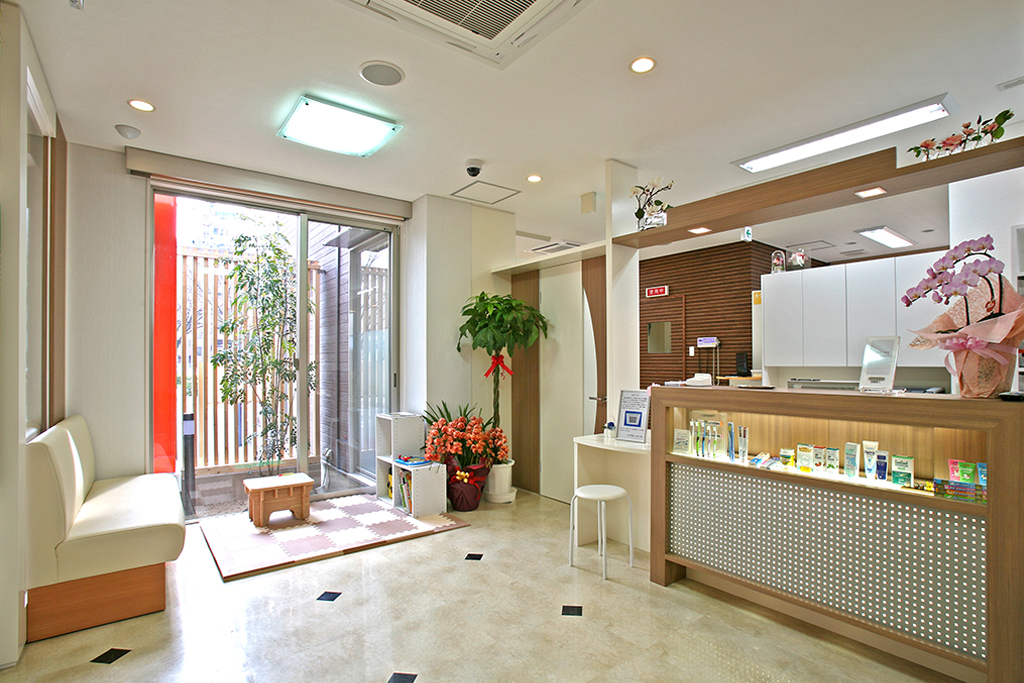<strong>受付・待合室・キッズコーナー</strong><p>キッズコーナーあり。トイレにはおむつ替え台も完備。保育士の資格をもったスタッフも勤務しています。</p> 名古屋市西区・はせがわ歯科